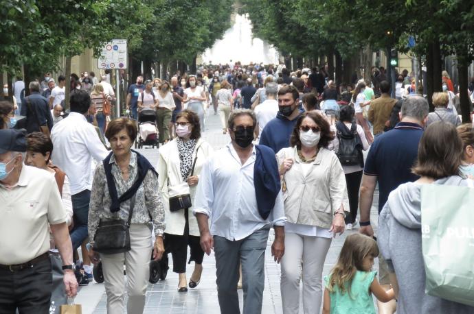 Gente paseando con mascarillas por la pandemia de coronavirus