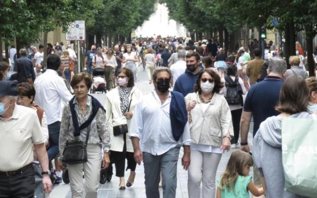 Gente paseando con mascarillas por la pandemia de coronavirus