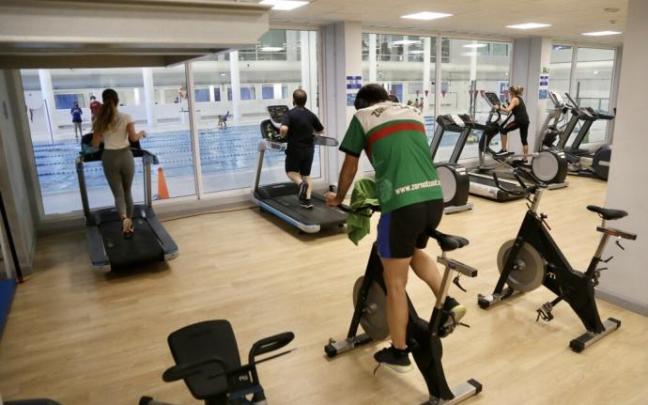 Personas en una sesión deportiva en Benta Berri.