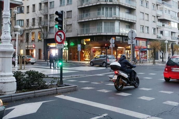 Una moto por el Centro de Donostia.