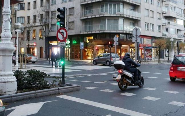 Una moto por el Centro de Donostia. Una moto por el Centro de Donostia.