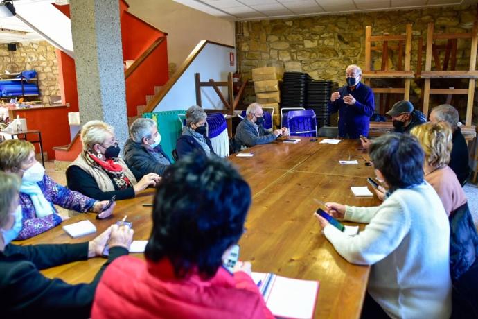 Grupo de personas mayores de Igeldo en clase con sus móviles