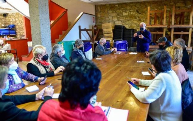 Grupo de personas mayores de Igeldo en clase con sus móviles