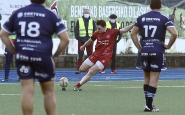 Lander Mujika lanza a palos en el encuentro ante el Ciencias.
