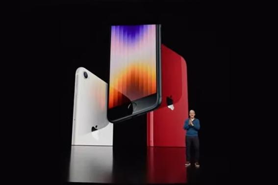 Tim Cook presenta los nuevos iPhone SE 3.
