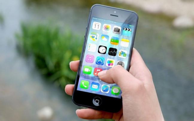 Un usuario con un iPhone. Un usuario con un iPhone.