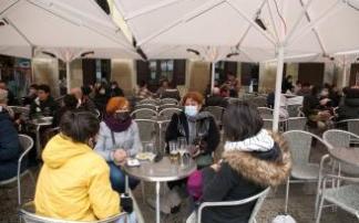 Varias personas toman algo en las terrazas de la plaza Constitución de Donostia.