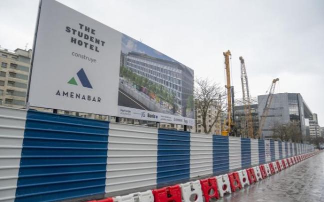 Parcela ubicada en la calle Hermanos Otamendi, del Riberas de Loiola, donde se levanta el hotel, junto a la sede de la Seguridad Social.