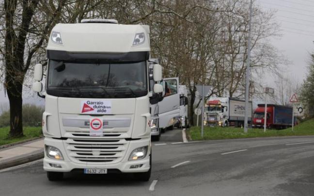 Protesta de los transportistas frente a las Juntas Generales de Gipuzkoa