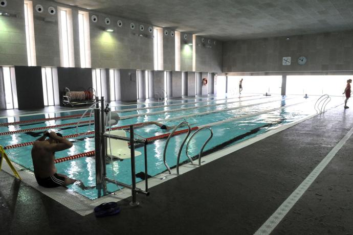 El Ayuntamiento de Vitoria-Gasteiz ha procedido al cierre cautelar de las piscinas cubiertas de Aldabe y el vaso de natación de las piscinas de Ibaiondo al detectar parámetros microbiológicos fuera del rango habitual en sus aguas.