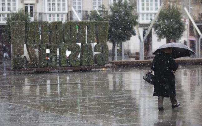 Imagen de archivo de un temporal sobre la capital alavesa.
