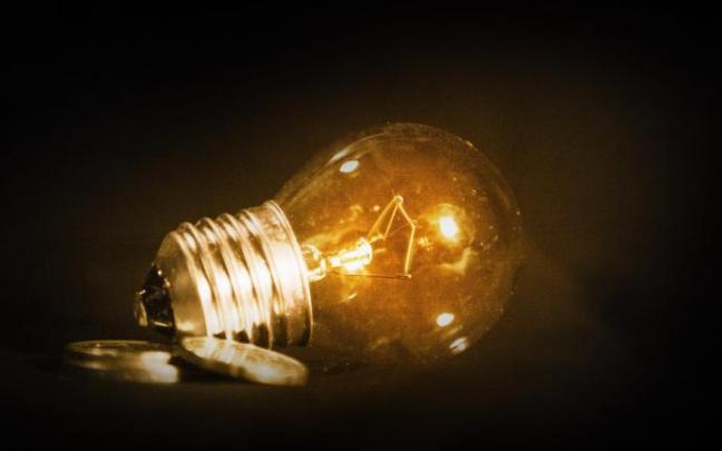 El precio de luz vuelve a bajar este lunes pero será un 9,9% más alto que hace una semana