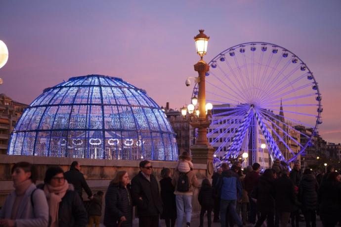 Noria y bola de Navidad en Alderdi Eder, hace dos años.