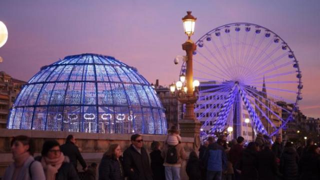 Noria y bola de Navidad en Alderdi Eder, hace dos años.