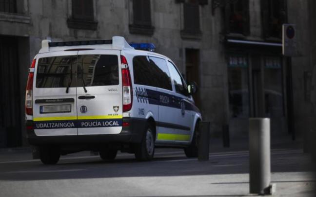 Vehículo de la Policía Local patrullando en Vitoria.