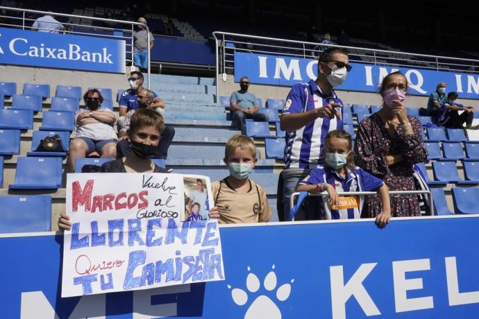 Un niño con una pancarta en Mendizorroza