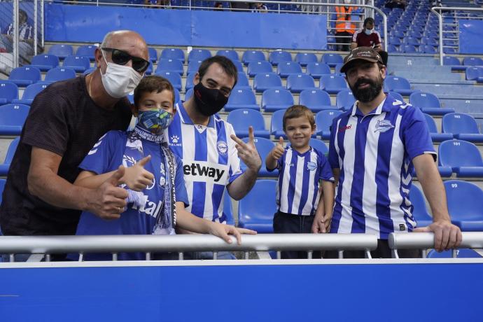 Aficionados del Alavés durante el partido ante el Atlético de Madrid.