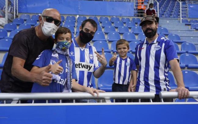 Aficionados del Alavés durante el partido ante el Atlético de Madrid.