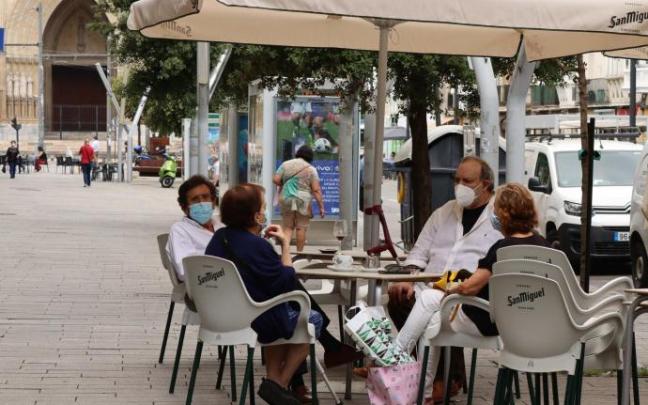 Los vitorianos, divididos ante el fin del uso de la mascarilla