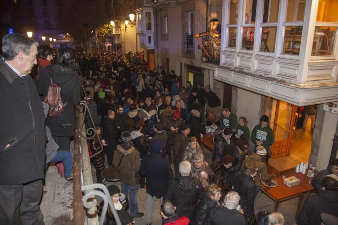 Imagen de archivo del reparto de vino caliente en el bar La Unión en una pasada Nochebuena