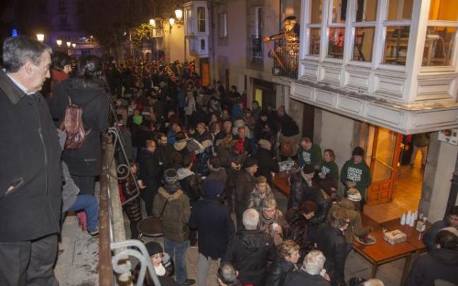 Imagen de archivo del reparto de vino caliente en el bar La Unión en una pasada Nochebuena