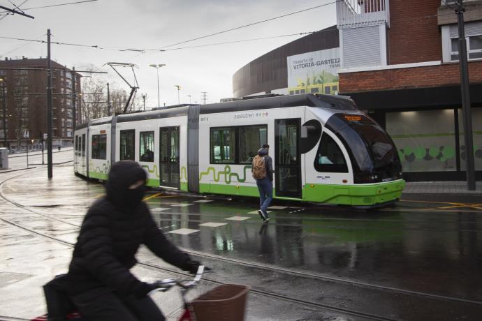 Un tranvía circulando por Gasteiz