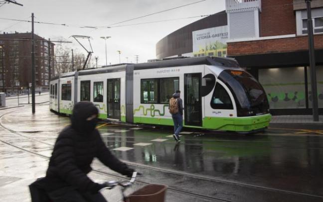 Un tranvía circulando por Gasteiz Un tranvía circulando por Gasteiz