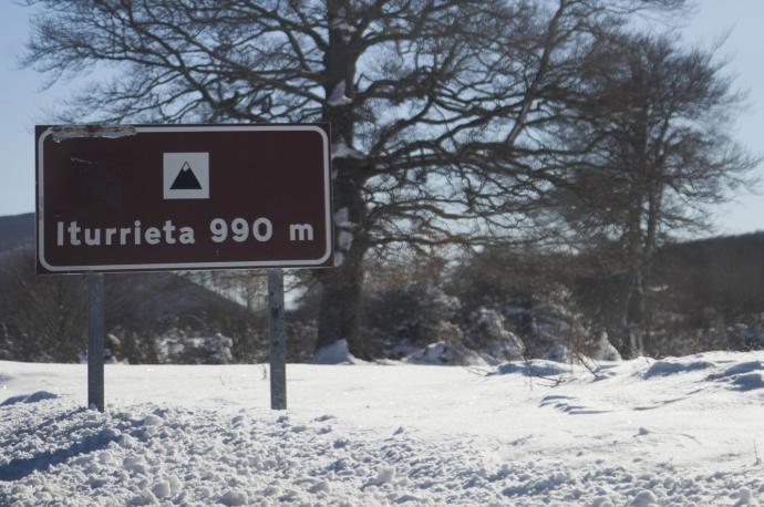 Imagen de archivo de nieve junto al cartel que marca la altitud de Iturrieta