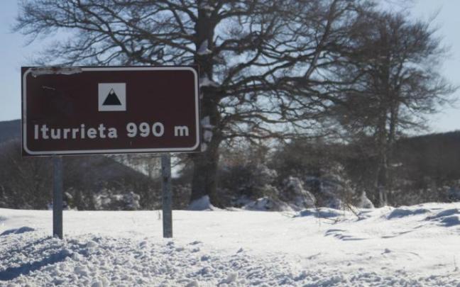 Imagen de archivo de nieve junto al cartel que marca la altitud de Iturrieta