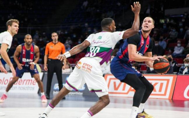 Sedekerskis se dispone a lanzar ante Cole en el partido del domingo.