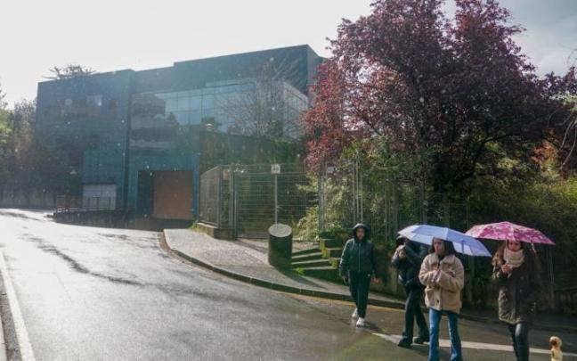 Edificio de Aemet, situado junto al puente de Garro, que estuvo en uso entre 1998 y 2015.