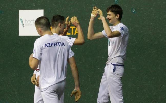 Zabaleta y Landa se chocan las manos para celebrar la victoria que daba el título del Interpueblos a Oiartzun.