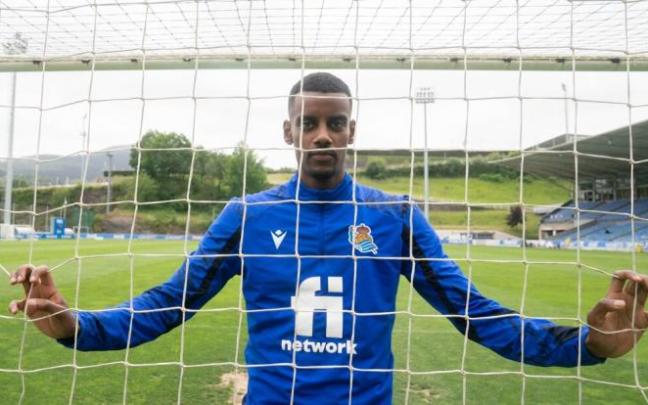 Alexander Isak posando para la entrevista