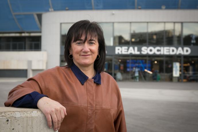 La arquitecta Izaskun Larzabal posa ante el reformado Anoeta.