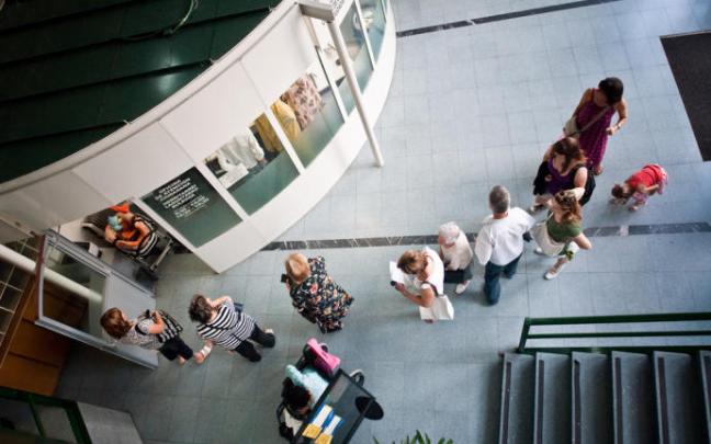 Vista aérea del control de un centro cívico de Vitoria.
