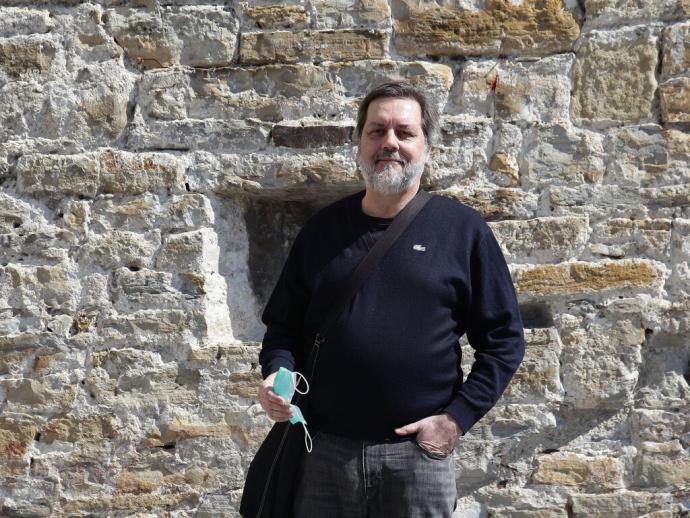 El investigador José Javier Pi Chevrot, junto a la muralla del muelle.