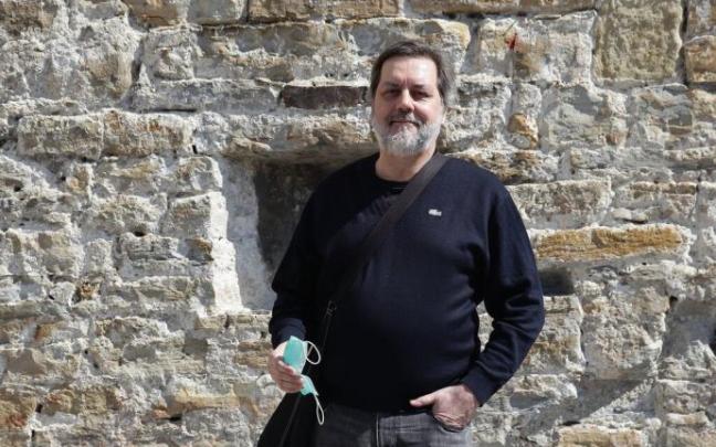 El investigador José Javier Pi Chevrot, junto a la muralla del muelle.