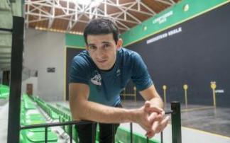 El pelotari Jokin Altuna posa en el frontón de Amezketa.