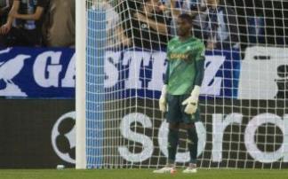 Owono, durante su debut frente a la Real Sociedad. Foto: Josu Chavarri