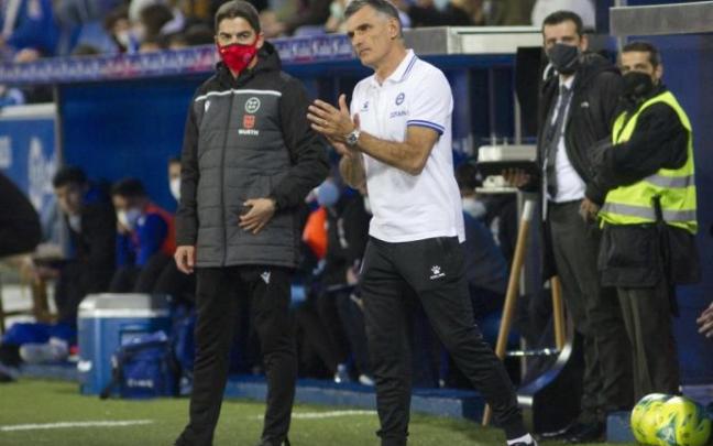 Mendilibar aplaude a los suyos en un momento del partido