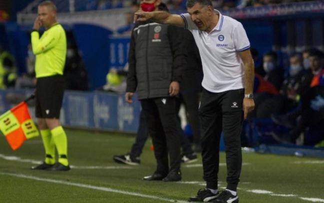Mendilibar da instrucciones en un partido Mendilibar da instrucciones en un partido