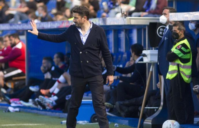 Julio Velázquez da instrucciones durante el partido ante el Rayo