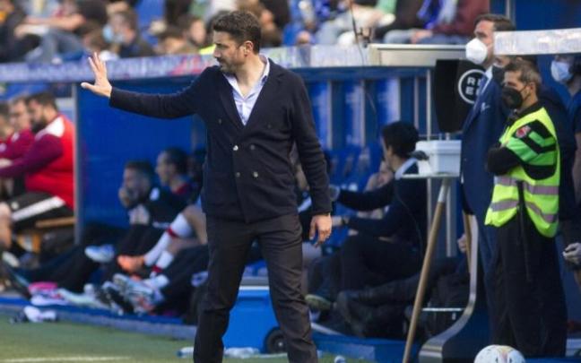 Julio Velázquez da instrucciones durante el partido ante el Rayo