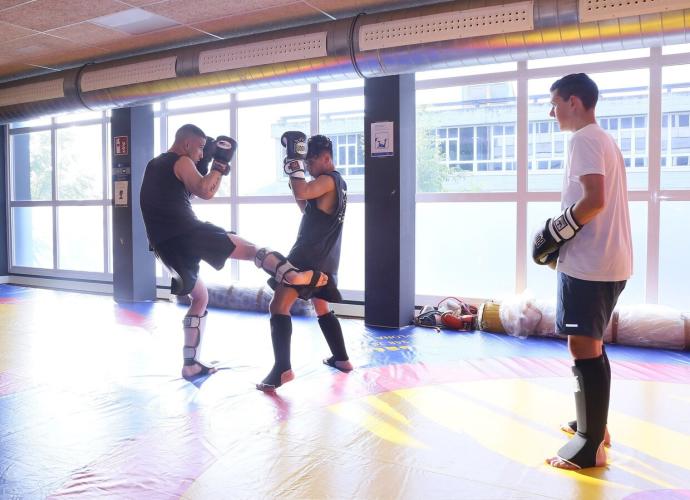 Jóvenes practican Kick Boxing en la nueva instalación de Altza, especializada en artes marciales y danza.