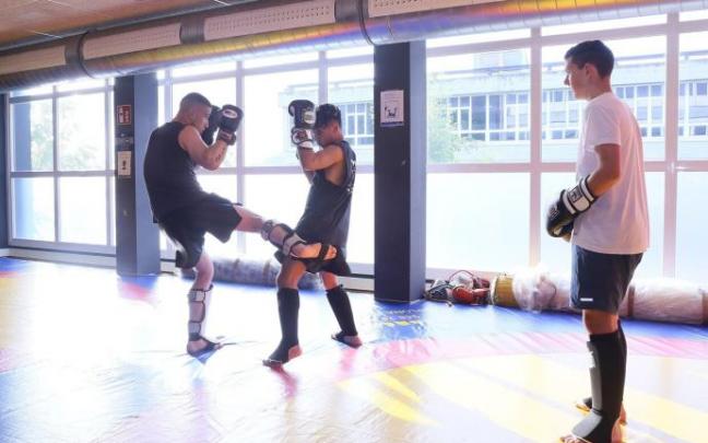 Jóvenes practican Kick Boxing en la nueva instalación de Altza, especializada en artes marciales y danza.