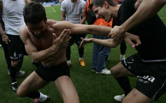 Samuel Bayón y Stevanovic, sobre el césped de Balaídos.