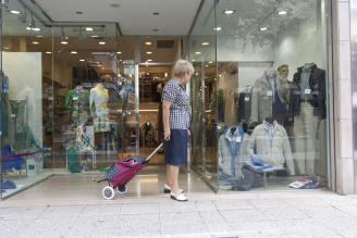 Una mujer mira el escaparate de una tienda de Vitoria.