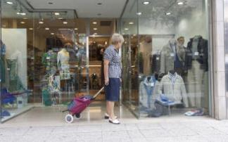 Una mujer mira el escaparate de una tienda de Vitoria.