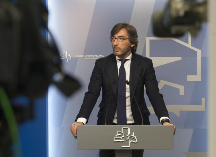 Iñaki Oyarzábal en el Parlamento Vasco.