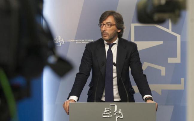 Iñaki Oyarzábal en el Parlamento Vasco. Iñaki Oyarzábal en el Parlamento Vasco.